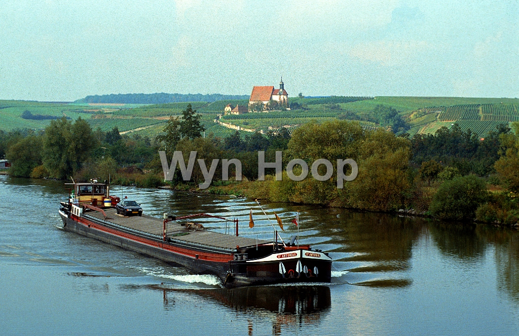 Main Maria im Weingarten Kapelle km307.jpg - Binnenschiff vor der Kapelle "Maria im Wingarten", Main-km 307